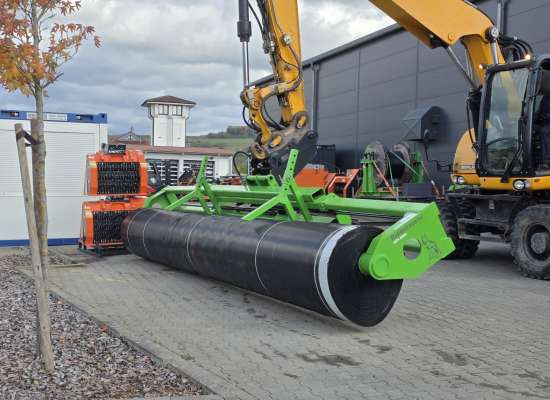 Rollentraverse zur einfachen Handhabung und Verlegung von Rollenmaterial von 4 bis 7,5 m breite und bis 3000 Kg
